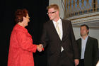 (C) Fotodienst/Anna Rauchenberger - 25.9.2007 - Wien - Heute wurde im Wiener Konzerthaus der Multimedia & Business Staatspreis verliehen. FOTO:  Preisträger der Kategorie e-Government und öffentliche Informationsdienste mit dem Projekt 'Website der Komminssion für Provenienzforschung, Raum:3 neuekommunikation' und Heidrun Silhavy (Staatssekretärin Bundeskanzleramt).