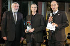 (C)fotodienst/Mag. Daniel Katzinger - Wien 25.11.2006 ICNM-EUROPRIX Top Talent Gala 2006 - Preisverleihung der einzelnen Kategorien, des Sonderpreises und des Gesamtsiegers.Foto v.l.: Franz Fischler (EU-Kommissar), Markus Lerner (Gesamtsieger mit dem Projekt 