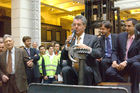 Bundespräsident Dr.Heinz Fischer ehrt die Mitwirkenden am originalgetreuen Nachbau des ältesten fahrbereiten Automobils der Welt. Foto: ganz li.: Ing:Franz List (Dir.a.D. Major d.R.),  Bundespräsident Dr.Heinz Fischer,(verdeckt) KR Dkfm.Werner Kraus (Präsident ÖAMTC), Dipl.-Ing. Karl Reischer (Direktor der Schule der Technik), Mgr. Radek Dudás (generaldirektor ADAST CZ)                                                              