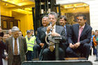 Bundespräsident Dr.Heinz Fischer ehrt die Mitwirkenden am originalgetreuen Nachbau des ältesten fahrbereiten Automobils der Welt. Foto: ganz li.: Ing:Franz List (Dir.a.D. Major d.R.),  Bundespräsident Dr.Heinz Fischer, KR Dkfm.Werner Kraus (Präsident ÖAMTC), Dipl.-Ing. Karl Reischer (Direktor der Schule der Technik), Mgr. Radek Dudás (Generaldirektor ADAST CZ)                                                                                             