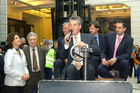 Bundespräsident Dr.Heinz Fischer ehrt die Mitwirkenden am originalgetreuen Nachbau des ältesten fahrbereiten Automobils der Welt. Foto: v.li.: Dr. Gabriele Zuna-Kratky (Direktorin des Technischen Museum Wien), Ing. Franz List (Dir.a.D. Major d.R.), KR Dkfm.Werner Kraus (Präsident ÖAMTC), Bundespräsident Dr.Heinz Fischer, Dipl.-Ing. Karl Reischer (Direktor der Schule der Technik), Mgr. Radek Dudás (generaldirektor ADAST CZ)                                                                                             