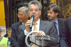 Bundespräsident Dr.Heinz Fischer ehrt die Mitwirkenden am originalgetreuen Nachbau des ältesten fahrbereiten Automobils der Welt. Foto: v.li.:  KR Dkfm.Werner Kraus (Präsident ÖAMTC), Bundespräsident Dr.Heinz Fischer, Dipl.-Ing. Karl Reischer (Direktor der Schule der Technik)