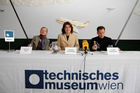 Präsentation der Ausstellung 'Airworld' im Technischen Museum Wien. Bild v.l.: Mag. Caroline Haas (Projektleitung, Technisches Museum Wien); Dr. Gabriele Zuna-Kratky (Direktorin, Technisches Museum Wien); Jochen Eisenbrand (MA, Kurator, Vitra Design Museum)