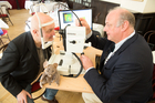  (c) fotodienst/Anna Rauchenberger - Wien, am 06.03.2013 – Das Glaukkom, im Volksmund auch „Grüner Star“ genannt, ist eine Erkrankung des Sehnervs und wird oft erst erkannt, wenn der Sehnerv bereits irreparabel geschädigt ist. Die Betroffenen leiden dann unter Gesichtsfeldausfällen, die bis zur völligen Erblindung reichen können. Nur mit der regelmäßigen Glaukomkontrolle durch den Augenarzt kann der „Grüne Star“ rechtzeitig erkannt werden. FOTO OA Dr. Anton Hommer,  Facharzt für Augenheilkunde und Optometrie, Vorstandsmitglied der Europäischen Glaukom Gesellschaft (rechts) untersucht Pof. Bernhard Ludwig, Seminar-Kabarettist mit dem Spectralis OCT auf 