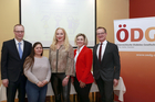 Im Bild: v.l.n.r. Dr. Alexander Biach (Vorsitzender des Verbandsvorstandes Hauptverband der österreichischen Sozialversicherungsträger), Gabriele Mitrovic (Mutter eines Schulkindes mit Typ 1 Diabetes), Univ. Prof.in Dr.in Alexandra Kautzky-Willer (Univ.-Klinik f. Innere Medizin III, Abtlg. f. Endokrinologie und Stoffwechsel, MedUni Wien und Präsidentin der ÖDG), Assoz. Prof.in PD OÄ Dr.in Sabine Hofer (Kinderärztin an der Medizinischen Universität Innsbruck und Vorstandsmitglied der ÖDG) und Prim. Dr. Reinhold Pongratz, MBA (Ärztlicher Leiter der Steiermärkischen Gebietskrankenkasse)