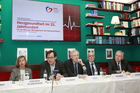 Vernetzung ist der Schlüssel für ein Disease Management der Herzinsuffizienz. Im Bild: v.l.n.r. Prim. Univ.-Prof. Dr. Andrea Podczeck-Schweighofer (SMZ Süd - Kaiser Franz Joseph-Spital/5. Med. Abteilung und Präsidentin der ÖKG); Univ.-Doz. Dr. Martin Hülsmann (Leiter der Spezialambulanz Herzinsuffizienz am AKH Wien/Med Uni Wien und Leiter der ARGE Herzinsuffizienz der ÖKG); OA Univ.-Prof. Dr. Gerhard Pölzl (Med Uni Innsbruck, Universitätsklinik für Innere Medizin III und medizinische Leitung HerzMobil Tirol); Dr. Gerald Bachinger (Sprecher der Österreichischen PatientenanwältInnen und Leiter der NÖ Patienten- und Pflegeanwaltschaft) und LR Dr. Martin Eichtinger (Vorsitzender des NÖGUS - NÖ Gesundheits- und Sozialfonds)
