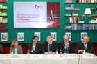 Vernetzung ist der Schlüssel für ein Disease Management der Herzinsuffizienz. Im Bild: v.l.n.r. Prim. Univ.-Prof. Dr. Andrea Podczeck-Schweighofer (SMZ Süd - Kaiser Franz Joseph-Spital/5. Med. Abteilung und Präsidentin der ÖKG); Univ.-Doz. Dr. Martin Hülsmann (Leiter der Spezialambulanz Herzinsuffizienz am AKH Wien/Med Uni Wien und Leiter der ARGE Herzinsuffizienz der ÖKG); OA Univ.-Prof. Dr. Gerhard Pölzl (Med Uni Innsbruck, Universitätsklinik für Innere Medizin III und medizinische Leitung HerzMobil Tirol); Dr. Gerald Bachinger (Sprecher der Österreichischen PatientenanwältInnen und Leiter der NÖ Patienten- und Pflegeanwaltschaft) und LR Dr. Martin Eichtinger (Vorsitzender des NÖGUS - NÖ Gesundheits- und Sozialfonds)
