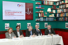 Vernetzung ist der Schlüssel für ein Disease Management der Herzinsuffizienz. Im Bild: v.l.n.r. Prim. Univ.-Prof. Dr. Andrea Podczeck-Schweighofer (SMZ Süd - Kaiser Franz Joseph-Spital/5. Med. Abteilung und Präsidentin der ÖKG); Univ.-Doz. Dr. Martin Hülsmann (Leiter der Spezialambulanz Herzinsuffizienz am AKH Wien/Med Uni Wien und Leiter der ARGE Herzinsuffizienz der ÖKG); OA Univ.-Prof. Dr. Gerhard Pölzl (Med Uni Innsbruck, Universitätsklinik für Innere Medizin III und medizinische Leitung HerzMobil Tirol); Dr. Gerald Bachinger (Sprecher der Österreichischen PatientenanwältInnen und Leiter der NÖ Patienten- und Pflegeanwaltschaft) und LR Dr. Martin Eichtinger (Vorsitzender des NÖGUS - NÖ Gesundheits- und Sozialfonds)

