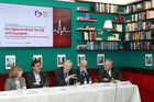 Vernetzung ist der Schlüssel für ein Disease Management der Herzinsuffizienz. Im Bild: v.l.n.r. Prim. Univ.-Prof. Dr. Andrea Podczeck-Schweighofer (SMZ Süd - Kaiser Franz Joseph-Spital/5. Med. Abteilung und Präsidentin der ÖKG); Univ.-Doz. Dr. Martin Hülsmann (Leiter der Spezialambulanz Herzinsuffizienz am AKH Wien/Med Uni Wien und Leiter der ARGE Herzinsuffizienz der ÖKG); OA Univ.-Prof. Dr. Gerhard Pölzl (Med Uni Innsbruck, Universitätsklinik für Innere Medizin III und medizinische Leitung HerzMobil Tirol); Dr. Gerald Bachinger (Sprecher der Österreichischen PatientenanwältInnen und Leiter der NÖ Patienten- und Pflegeanwaltschaft) und LR Dr. Martin Eichtinger (Vorsitzender des NÖGUS - NÖ Gesundheits- und Sozialfonds)
