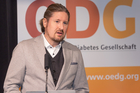 Anlässlich des Weltdiabetestages informiert die Österreichische Diabetes Gesellschaft (ÖDG) über neueste
Erkenntnisse zur Erkrankung, die beweisen, dass Menschen mit Diabetes mellitus Typ 2 selbst viel beitragen
können, um sich zusätzliche qualitative Lebenszeit zu holen und präsentiert technische Errungenschaften, die
das Leben mit Diabetes mellitus Typ 1 leichter und gesünder machen. Im Bild: Thomas Braunstorfer, Public Health PR