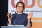 Anlässlich des Weltdiabetestages informiert die Österreichische Diabetes Gesellschaft (ÖDG) über neueste
Erkenntnisse zur Erkrankung, die beweisen, dass Menschen mit Diabetes mellitus Typ 2 selbst viel beitragen
können, um sich zusätzliche qualitative Lebenszeit zu holen und präsentiert technische Errungenschaften, die
das Leben mit Diabetes mellitus Typ 1 leichter und gesünder machen. Im Bild: Priv.-Doz.in Dr.in Maria Fritsch, Klinische Abteilung für Allgemeine Pädiatrie der Medizinischen
Universität Graz und Vorstandsmitglied der ÖDG