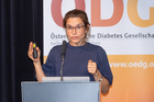 Anlässlich des Weltdiabetestages informiert die Österreichische Diabetes Gesellschaft (ÖDG) über neueste
Erkenntnisse zur Erkrankung, die beweisen, dass Menschen mit Diabetes mellitus Typ 2 selbst viel beitragen
können, um sich zusätzliche qualitative Lebenszeit zu holen und präsentiert technische Errungenschaften, die
das Leben mit Diabetes mellitus Typ 1 leichter und gesünder machen. Im Bild: Priv.-Doz.in Dr.in Maria Fritsch, Klinische Abteilung für Allgemeine Pädiatrie der Medizinischen
Universität Graz und Vorstandsmitglied der ÖDG