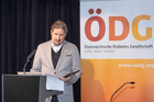 Anlässlich des Weltdiabetestages informiert die Österreichische Diabetes Gesellschaft (ÖDG) über neueste
Erkenntnisse zur Erkrankung, die beweisen, dass Menschen mit Diabetes mellitus Typ 2 selbst viel beitragen
können, um sich zusätzliche qualitative Lebenszeit zu holen und präsentiert technische Errungenschaften, die
das Leben mit Diabetes mellitus Typ 1 leichter und gesünder machen. Im Bild: Thomas Braunstorfer, Public Health PR