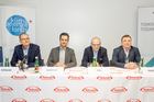 Nachhaltigere Arzneimittelproduktion bei Takeda durch innovatives Hochtemperatur-Wärmepumpensystem. Im Bild v.l.n.r.: DI Karl-Heinz Hofbauer, Leiter der Produktionsstandorte von Takeda in Wien und Vorstand der
Takeda Manufacturing Austria AG; DI (FH) Volker Schaffler, MA, Bundesministerium für Klimaschutz, Umwelt, Energie, Mobilität, Innovation und Technologie, Sektion III/3 - Energie- und Umwelttechnologien; Mag. Bernd Vogl, Geschäftsführer des Klima- und Energiefonds und DI Dr. Wolfgang Hribernik, Head of Center for Energy, AIT Austrian Institute of Technology (AIT) und NEFI Verbundkoordinator (New Energy for Industry)