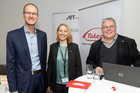 Nachhaltigere Arzneimittelproduktion bei Takeda durch innovatives Hochtemperatur-Wärmepumpensystem. Im Bild: DI Karl-Heinz Hofbauer, Leiter der Produktionsstandorte von Takeda in Wien und Vorstand der Takeda Manufacturing Austria AG; DI Dr. Veronika Wilk, AHEAD-Projektleiterin (AIT) und DI MMst. Harald Erös, AHEAD-Projektleiter (Takeda)