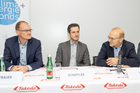 Nachhaltigere Arzneimittelproduktion bei Takeda durch innovatives Hochtemperatur-Wärmepumpensystem. Im Bild v.l.n.r.: DI Karl-Heinz Hofbauer (Leiter der Produktionsstandorte von Takeda in Wien und Vorstand der
Takeda Manufacturing Austria AG), DI (FH) Volker Schaffler, MA (Bundesministerium für Klimaschutz, Umwelt, Energie, Mobilität, Innovation und Technologie, Sektion III/3 - Energie- und Umwelttechnologien) und Mag. Bernd Vogl (Geschäftsführer des Klima- und Energiefonds)