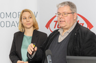 Nachhaltigere Arzneimittelproduktion bei Takeda durch innovatives Hochtemperatur-Wärmepumpensystem. Im Bild: DI Dr. Veronika Wilk, AHEAD-Projektleiterin (AIT) und DI MMst. Harald Erös, AHEAD-Projektleiter (Takeda)