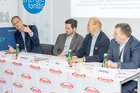 Nachhaltigere Arzneimittelproduktion bei Takeda durch innovatives Hochtemperatur-Wärmepumpensystem. Im Bild v.l.n.r.: DI Karl-Heinz Hofbauer, Leiter der Produktionsstandorte von Takeda in Wien und Vorstand der
Takeda Manufacturing Austria AG; DI (FH) Volker Schaffler, MA, Bundesministerium für Klimaschutz, Umwelt, Energie, Mobilität, Innovation und Technologie, Sektion III/3 - Energie- und Umwelttechnologien; Mag. Bernd Vogl, Geschäftsführer des Klima- und Energiefonds und DI Dr. Wolfgang Hribernik, Head of Center for Energy, AIT Austrian Institute of Technology (AIT) und NEFI Verbundkoordinator (New Energy for Industry)