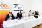  (c) fotodienst / Anna Rauchenberger - Wien, am 04.06.2024 - Pressegespräch von der Österreichischen Diabetes Gesellschaft (ÖDG) Diabetes bei Kindern und Jugendlichen - Versorgung mit knappen Ressourcen. FOTO v.l.: Prim. Univ.-Prof. Dr. Peter Fasching, MBA, Präsident der ÖDG, Klinik Ottakring, Ao.Univ.Prof. Dr. Birgit Rami-Merhar, MBA, Medizinische Universität Wien, Elisabeth Renner, Obfrau MOKI Steiermark, Leitung DiAB KIDS Diabetes Assistenz und Beratung, Diabetesberaterin, Priv.-Doz. Dr. Elke Fröhlich-Reiterer, Medizinische Universität Graz, Priv.-Doz. Dr. Gersina Rega-Kaun, Erste Sekretärin der ÖDG, Klinik Ottakring: