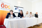  (c) fotodienst / Anna Rauchenberger - Wien, am 04.06.2024 - Pressegespräch von der Österreichischen Diabetes Gesellschaft (ÖDG) Diabetes bei Kindern und Jugendlichen - Versorgung mit knappen Ressourcen. FOTO v.l.: Prim. Univ.-Prof. Dr. Peter Fasching, MBA, Präsident der ÖDG, Klinik Ottakring, Ao.Univ.Prof. Dr. Birgit Rami-Merhar, MBA, Medizinische Universität Wien, Elisabeth Renner, Obfrau MOKI Steiermark, Leitung DiAB KIDS Diabetes Assistenz und Beratung, Diabetesberaterin, Priv.-Doz. Dr. Elke Fröhlich-Reiterer, Medizinische Universität Graz, Priv.-Doz. Dr. Gersina Rega-Kaun, Erste Sekretärin der ÖDG, Klinik Ottakring: