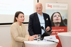 Fotodienst/Anna Rauchenberger - Wien - 10.03.2026 -Pressegespräch anlässlich des Weltglaukomtages im Michl´s. FOTO v.l. OÄ Dr. Cornelia Hirn, FEBO, Abteilung für Augenkrankheiten mit Augen-Tagesklinik am Hanusch-Krankenhaus der ÖGK in Wien und Dr. Anton Hommer, langjähriges Vorstandsmitglied der Europäischen Glaukomgesellschaft, Vorsitzender der Glaukom-Kommission der Österreichischen Ophtalmologischen Gesellschaft