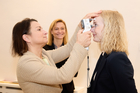 fotodienst / Anna Rauchenberger - Wien, Austria - 10.03.2026 - Pressegespräch anlässlich des Weltglaukomtages im Michl´s. FOTO OÄ Dr Cornelia Hirn, FEBO, Abteilung für Augenkrankheiten mit Augen- Tagesklinik am Hanusch-Krankenhaus der ÖGK in Wien, misst den Augendruck einer Patientin