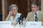 Pfizer Memory bus Tour 2007 Foto: Prof.Lotte Tobisch-Labotyn (Ehrenvorsitzende der Österr.Alzheimer Liga); Prim.Dr.Andreas Walter (Facharzt für Psychiatrie und Neurologie, Abteilungsvorstand der 5.med.Abteilung mit gerontopsychiatrischen Schwerpunkt und medizinischer Leiter des Memory Instituts im Geriatriezentrum im Wienerwald)