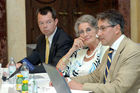 Pfizer Memory bus Tour 2007 Foto v.li.na.re:  Dr.Georg Vana (Director Public Affairs, Pfizer Corporation Austria); Prof.Lotte Tobisch-Labotyn (Ehrenvorsitzende der Österr.Alzheimer Liga); Prim.Dr.Andreas Walter (Facharzt für Psychiatrie und Neurologie, Abteilungsvorstand der 5.med.Abteilung mit gerontopsychiatrischen Schwerpunkt und medizinischer Leiter des Memory Instituts im Geriatriezentrum im Wienerwald)