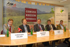 v.l.n.r.: Christoph Holzer (SPAR), Bürgermeister Manfred Spiegl, BM Josef Pröll, Landesrat Anton Steixner und Stephan Mikinovic (Agrarmarkt Austria Marketing) bei der Pressekonferenz in Ranggen