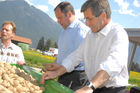 Die Oberinntaler Erdäpfel und die Osttiroler Kartoffeln sind am Donnerstag im tirolerischen Ranggen von Bundesminister Josef Pröll und Agrarlandesrat Anton Steixner in den Kreis der GENUSS REGION ÖS-TERREICH aufgenommen worden. „Der Erfolg der Genussregion-Initiative spiegelt die steigende Nachfrage der Konsumenten nach frischen, naturbelassenen und regionalen Produkten wider“, gratulierte Mag. Christoph Holzer, Geschäftsführer der SPAR-Zentrale Wörgl, als Vertreter der Allianz für starke Regionen.