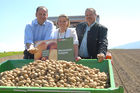 Die Oberinntaler Erdäpfel und die Osttiroler Kartoffeln sind am Donnerstag im tirolerischen Ranggen von Bundesminister Josef Pröll und Agrarlandesrat Anton Steixner in den Kreis der GENUSS REGION ÖS-TERREICH aufgenommen worden. „Der Erfolg der Genussregion-Initiative spiegelt die steigende Nachfrage der Konsumenten nach frischen, naturbelassenen und regionalen Produkten wider“, gratulierte Mag. Christoph Holzer, Geschäftsführer der SPAR-Zentrale Wörgl, als Vertreter der Allianz für starke Regionen.