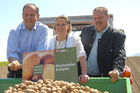 Die Oberinntaler Erdäpfel und die Osttiroler Kartoffeln sind am Donnerstag im tirolerischen Ranggen von Bundesminister Josef Pröll und Agrarlandesrat Anton Steixner in den Kreis der GENUSS REGION ÖS-TERREICH aufgenommen worden. „Der Erfolg der Genussregion-Initiative spiegelt die steigende Nachfrage der Konsumenten nach frischen, naturbelassenen und regionalen Produkten wider“, gratulierte Mag. Christoph Holzer, Geschäftsführer der SPAR-Zentrale Wörgl, als Vertreter der Allianz für starke Regionen.