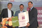 Die Oberinntaler Erdäpfel und die Osttiroler Kartoffeln sind am Donnerstag im tirolerischen Ranggen von Bundesminister Josef Pröll und Agrarlandesrat Anton Steixner in den Kreis der GENUSS REGION ÖS-TERREICH aufgenommen worden. „Der Erfolg der Genussregion-Initiative spiegelt die steigende Nachfrage der Konsumenten nach frischen, naturbelassenen und regionalen Produkten wider“, gratulierte Mag. Christoph Holzer, Geschäftsführer der SPAR-Zentrale Wörgl, als Vertreter der Allianz für starke Regionen.