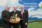 Im Rahmen der Grazer Herbstmesse fand die Auszeichnung der neuen Genuss Region Österreich Betriebe statt. Im Bild v.l.n.r.: Landwirtschaftskammerpräsident Gerhard Wlodkowski, der steirische Agrarlandesrat Johann Seitinger und Dir. Erwin Schmuck, Geschäftsführer der SPAR-Zentrale Graz und Vertreter der Allianz für starke Regionen.
