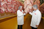 (C) Fotodienst/Anna Rauchenberger - Wien 11.09.2007 - GENUSS REGION ÖSTERREICH: Genuss Profi Tullnerfelder Schwein. FOTO: Mag. Rudolf Berger, Geschäftsführer Berger Fleischwaren führt Norbert Payr, Chef und Koch im 