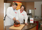 (C) Fotodienst/Anna Rauchenberger - Wien 11.09.2007 - GENUSS REGION ÖSTERREICH: Genuss Profi Tullnerfelder Schwein. FOTO: Mag. Rudolf Berger, Geschäftsführer Berger Fleischwaren führt Norbert Payr, Chef und Koch im 