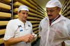 Käsemeister Josef Moser und Gastagwirt Fritz Maislinger bei der Kontrolle der Käsereifung
© fotodienst.at/Chris Hofer