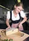 Genuss Region Kaiserwinkl Heumilchkäse - Käseerzeugung und Käsezubereitung, im Bild: Rosmarie Geisler beim Schneiden von Plangger Bio-Käse
Foto: Mühlanger
