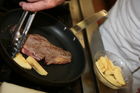 Die Initiative Genuss Region Österreich zu Gast im Gasthaus Traube. -  Foto: Herr Poppmeier beim Kochen - (C)Fotodienst/Klaus Neureiter 
