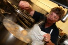 Die Initiative Genuss Region Österreich zu Gast im Gasthaus Traube. -  Foto: Frau Poppmeier beim Kochen - (C)Fotodienst/Klaus Neureiter 
