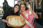 (C)fotodienst/Mag. Daniel Katzinger - Wien 05.04.2007Genuss Profi MarchfelderspargelFoto v.l.: Caroline Grossmann (Ex-Spargelkönigin 2006), Karina Kaiser (Spargelkönigin 2007)