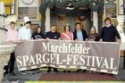 (C)fotodienst/Mag. Daniel Katzinger - Wien 05.04.2007
Genuss Profi Marchfelderspargel
Foto v.l.: Gernot Iser, Patrick Altrichter (Kochlehrling), Caroline Grossmann (Ex-Spargelkönigin 2006),Gerhard Bocek (Marchfelderhof), Karina Kaiser (Spargelkönigin 2007), Peter Grossmann (Marchfelderhof) u.a.