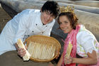 (C)fotodienst/Mag. Daniel Katzinger - Wien 05.04.2007Genuss Profi MarchfelderspargelFoto v.l.: Patrick Altrichter (Kochlehrling, Marchfelderhof), Karina Kaiser (Spargelkönigin 2007)