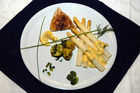 (C)fotodienst/Mag. Daniel Katzinger - Wien 05.04.2007Genuss Profi MarchfelderspargelFoto: Marcheflder Spargel mit frischer Donaubarbe, dazuLauch-Mangold-Dotterchaudfroidsauce mitPetersilien-Mangold-Lauch-Heurigen 