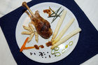 (C)fotodienst/Mag. Daniel Katzinger - Wien 05.04.2007Genuss Profi MarchfelderspargelFoto: Weisser und grüner Spargel mit Grana überbackenem Truthahnschlögerl mitButterlauch, dazu Walnuss-Grieß-Penne mitAschanti-Haselnuss-Butterveloutée 