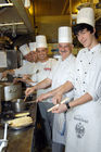 (C)fotodienst/Mag. Daniel Katzinger - Wien 05.04.2007Genuss Profi MarchfelderspargelFoto v.r.: Patrick Altrichter (Kochlehrling, Marchfelderhof), Peter-Paul Nemec (Küchenchef, Marchfelderhof) und Mannschaft