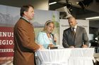 Genussregionen Österreich im Rahmen der Klagenfurter Herbstmesse, Allianz für starke Regionen mit u. a. BM Josef Pröll - Landwirtschaftsminister, LR Josef Martinz - Agrarlandesrat Kärnten, Mag. Volker Hornsteiner - Vorstandssprecher BILLA AG, Johann Verhounig - Steyer Traktorenvl: Walfried Wutscher LWK, Moderatorin, Hornsteiner
