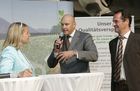 Genussregionen Österreich im Rahmen der Klagenfurter Herbstmesse, Allianz für starke Regionen mit u. a. BM Josef Pröll - Landwirtschaftsminister, LR Josef Martinz - Agrarlandesrat Kärnten, Mag. Volker Hornsteiner - Vorstandssprecher BILLA AG, Johann Verhounig - Steyer Traktorenvl: Moderatorin, Hornsteiner, Gabriel Obernosterer WKK
