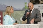 Genussregionen Österreich im Rahmen der Klagenfurter Herbstmesse, Allianz für starke Regionen mit u. a. BM Josef Pröll - Landwirtschaftsminister, LR Josef Martinz - Agrarlandesrat Kärnten, Mag. Volker Hornsteiner - Vorstandssprecher BILLA AG, Johann Verhounig - Steyer Traktorenvl: Moderatorin, Hornsteiner