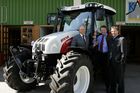 Genussregionen Österreich im Rahmen der Klagenfurter Herbstmesse, Allianz für starke Regionen mit u. a. BM Josef Pröll - Landwirtschaftsminister, LR Josef Martinz - Agrarlandesrat Kärnten, Mag. Volker Hornsteiner - Vorstandssprecher BILLA AG, Johann Verhounig - Steyer Traktoren
vl: Hornsteiner, Walfried Wutscher LWK, Verhounig